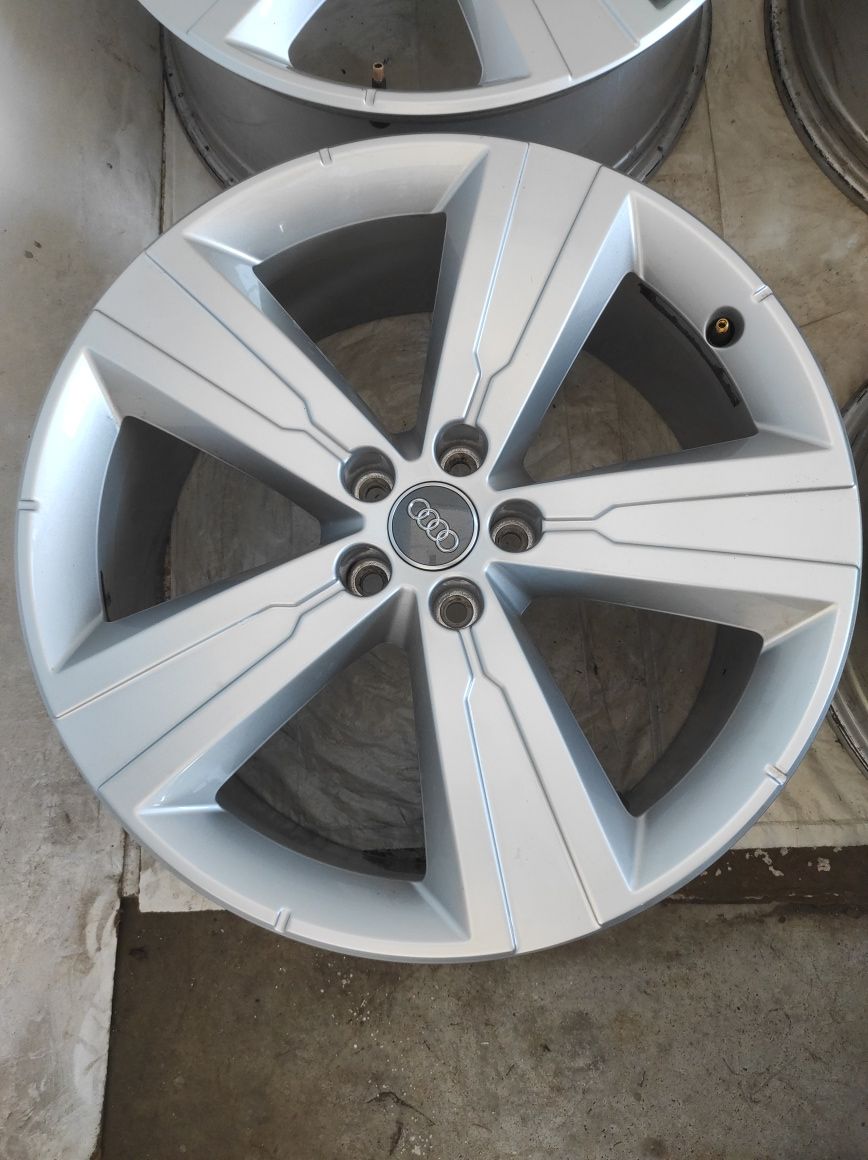 463 Felgi aluminiowe ORYGINAŁ AUDI R 20 5x112 otwór 66,6 Bardzo Ładne