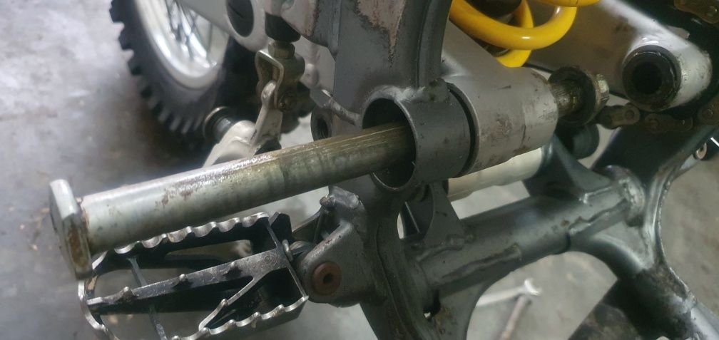 Ośka Wahacza Oś wahacz Śruba Suzuki RMz 250 rok 04-09 kxf 250 r 04-09