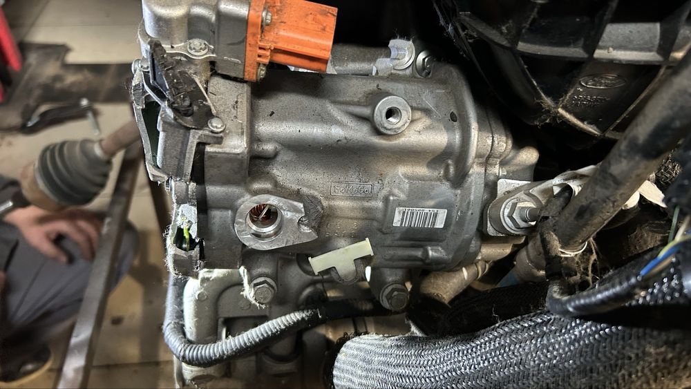Компресор кондиціонера, помпа на  гібрид Ford escape mk4