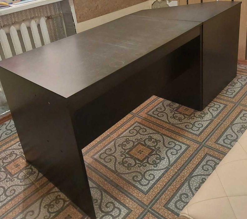 Комплект чорних офісних меблів (стіл, шафа, кутові полиці, тумби).