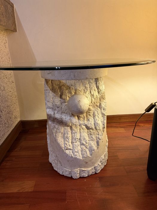 Mesa de apoio em pedra e tampo de vidro