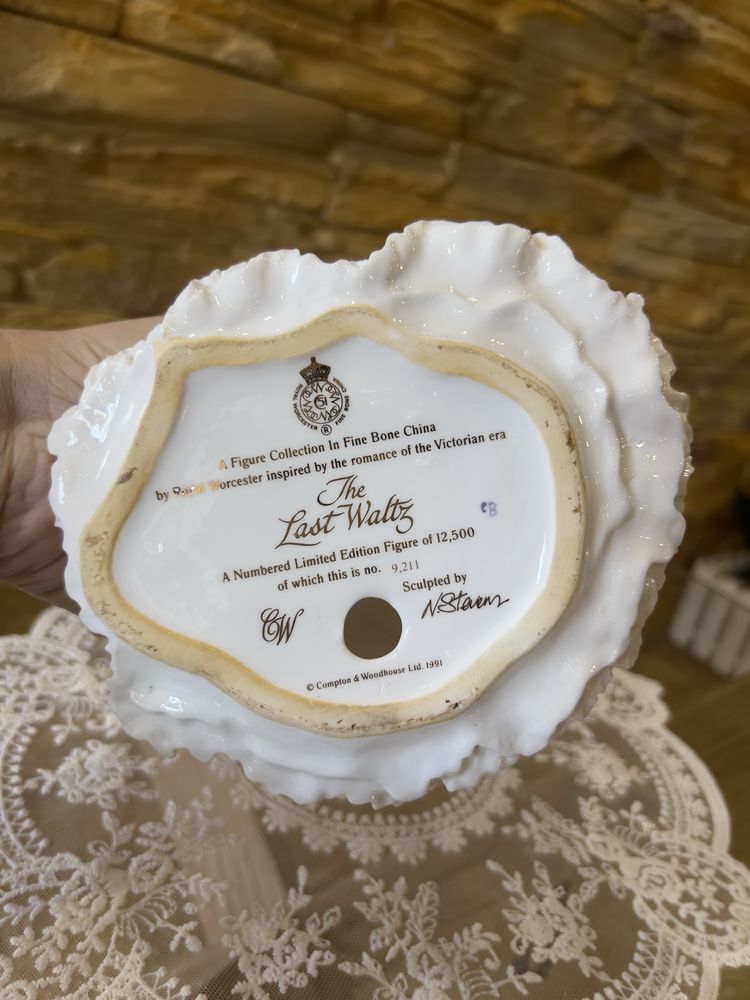 Порцелянова статуетка Дівчина  Royal Worcester The Last Waltz