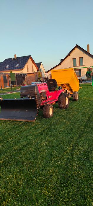 Traktorek ogrodowy z pługiem do śniegu i przyczepką