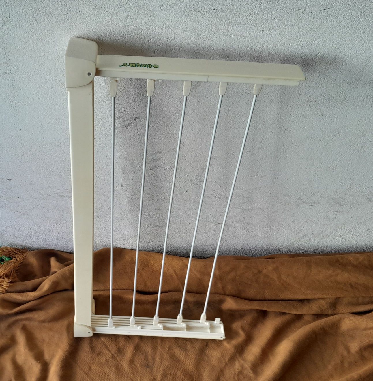 Estendal em branco com 5 barras