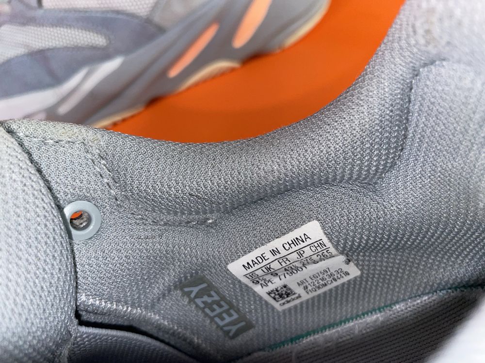 Saptilha Yeezy Boost 700 V1 Inertia