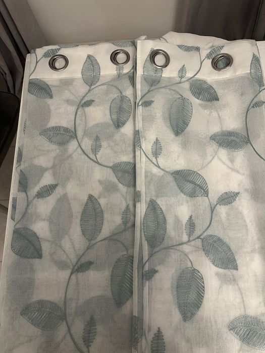 Cortinados brancos e bordado flores