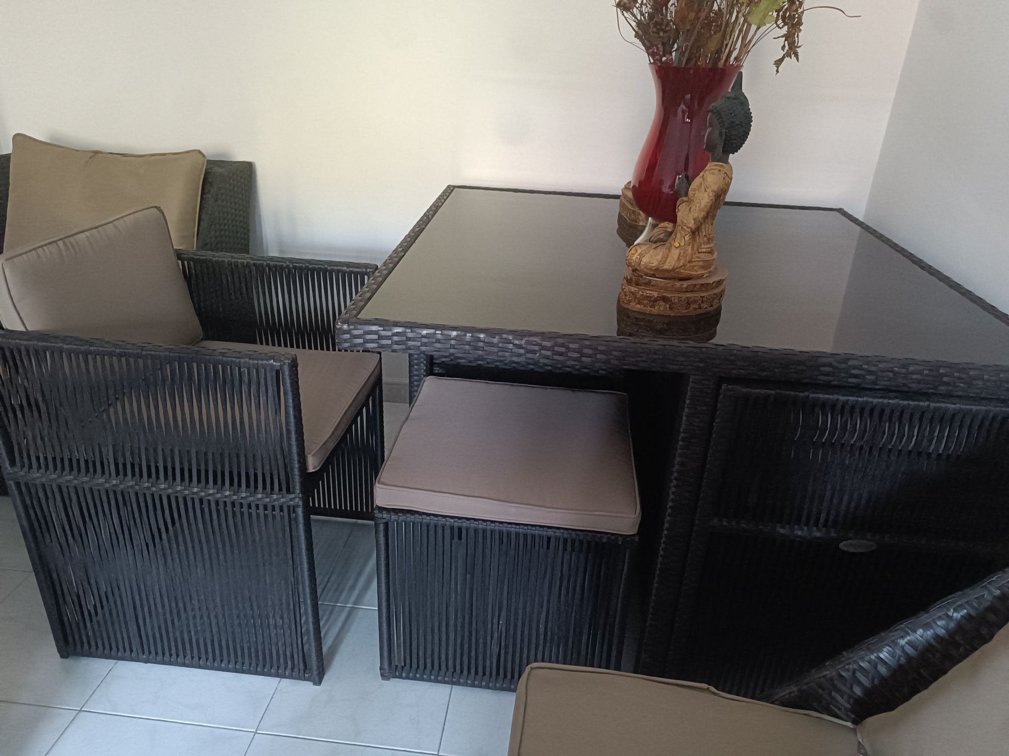 Mesa com cadeiras e bancos