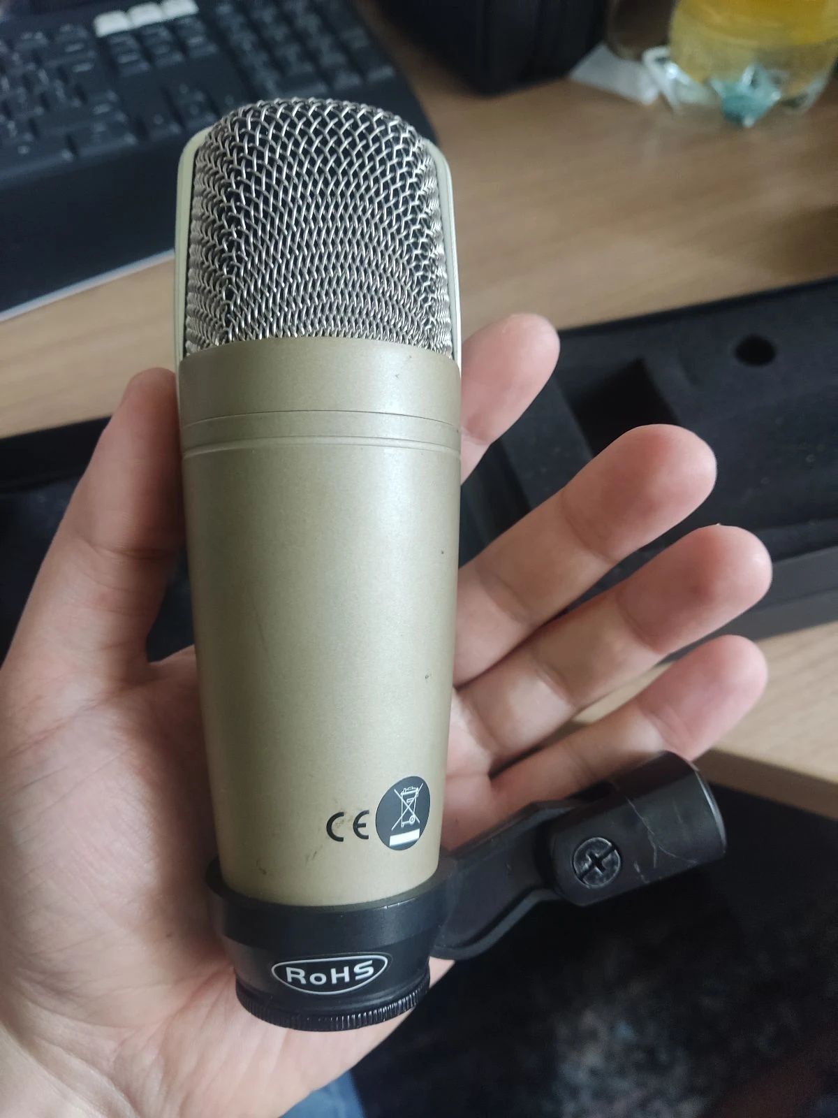 Mikrofon pojemnościowy Behringer C-1 do podcastów lub wokalu
Mikrofon