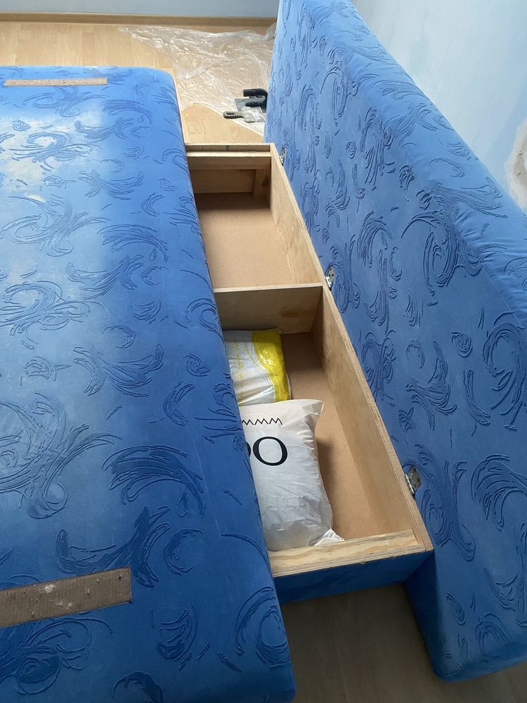 Диван на дві особи, книжка
