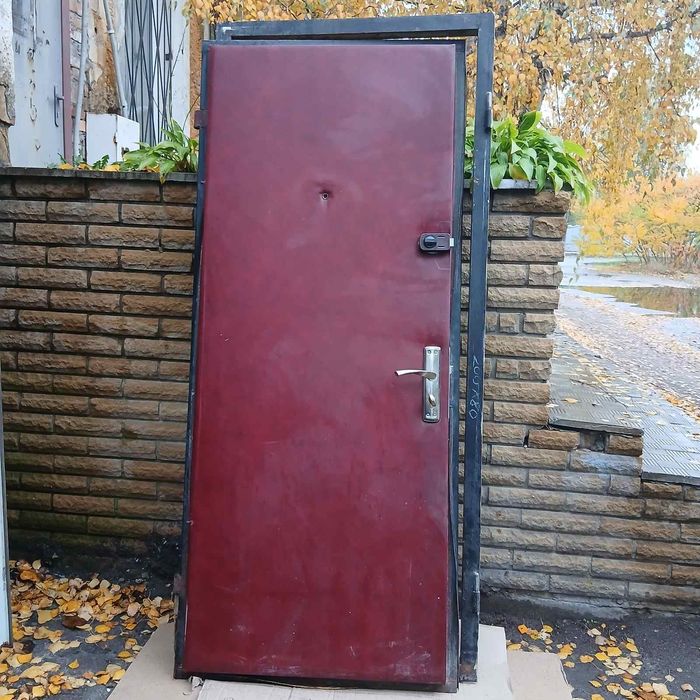 Продам вхідні металеві двері