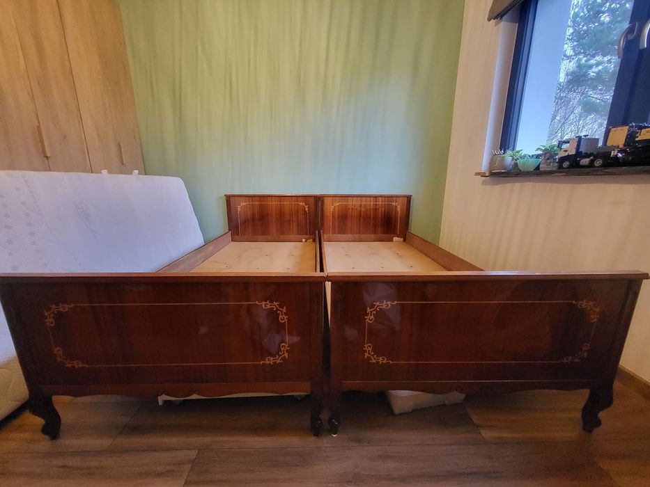 Dwa łóżka z szafkami nocnymi