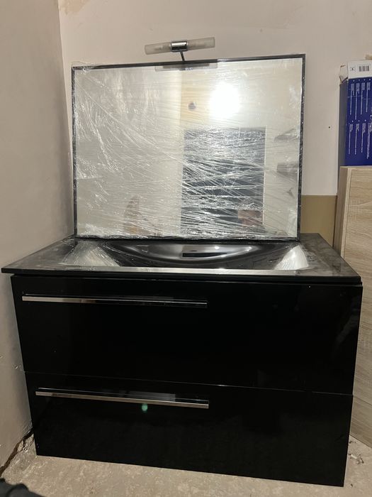 Чорна тумба з раковиною