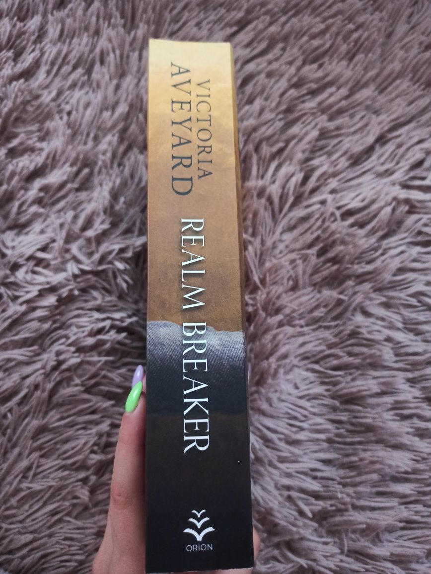 Realm Breaker Victoria Aveyard Книга англійською мовою РуйнівникСвітів