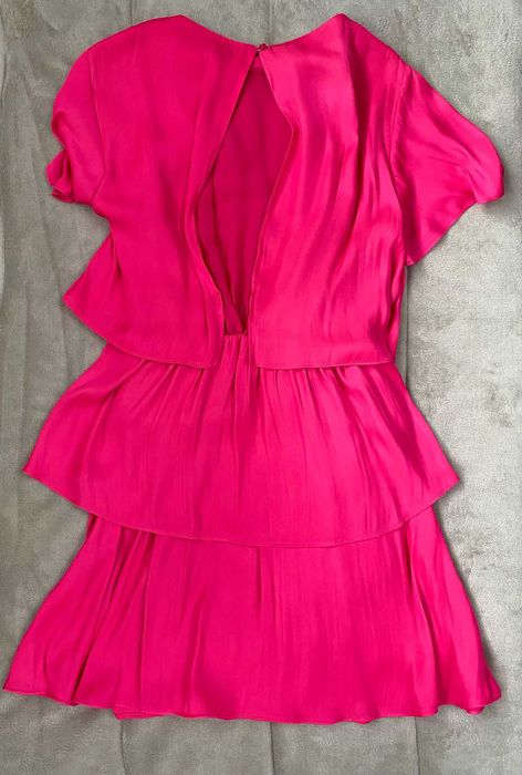Vestido acetinado rosa, com folhas, da Zara