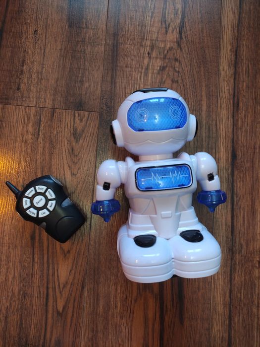 Robot interaktywny grający, tańczący