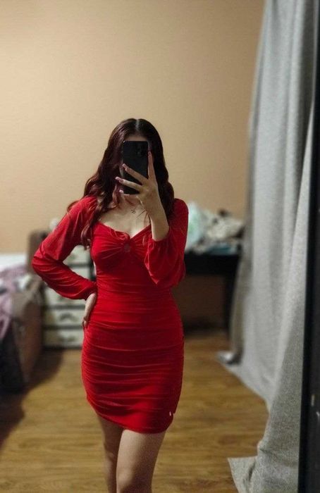 Коротка червона сукня