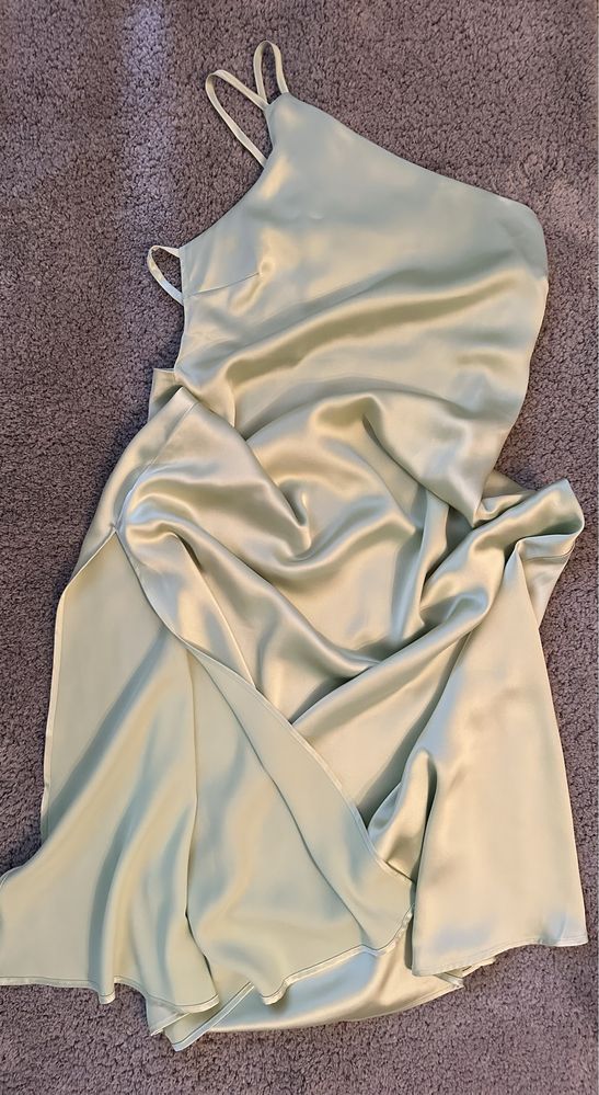 Нова сукня сатин від NA-KD