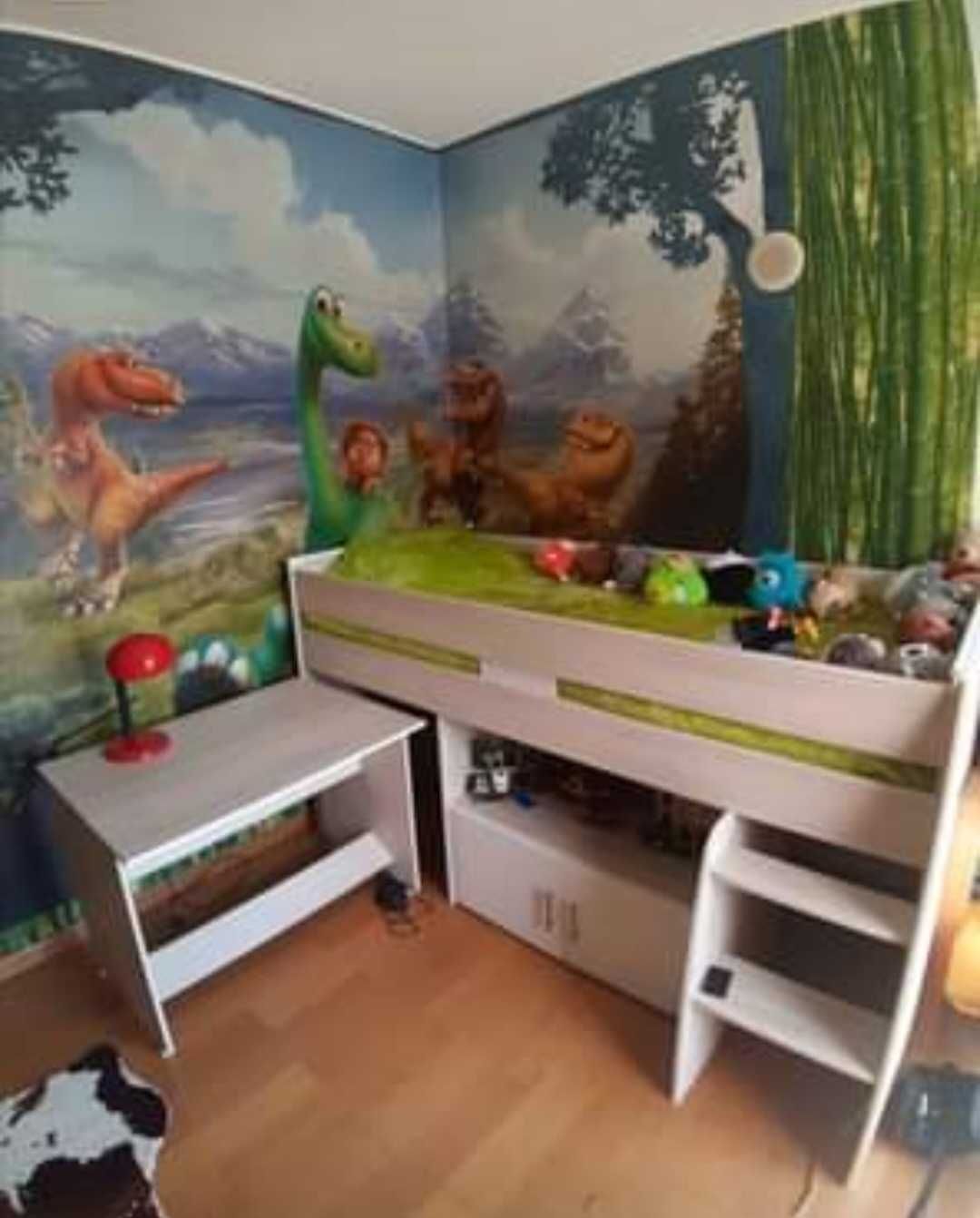 Quarto infantil com secretária