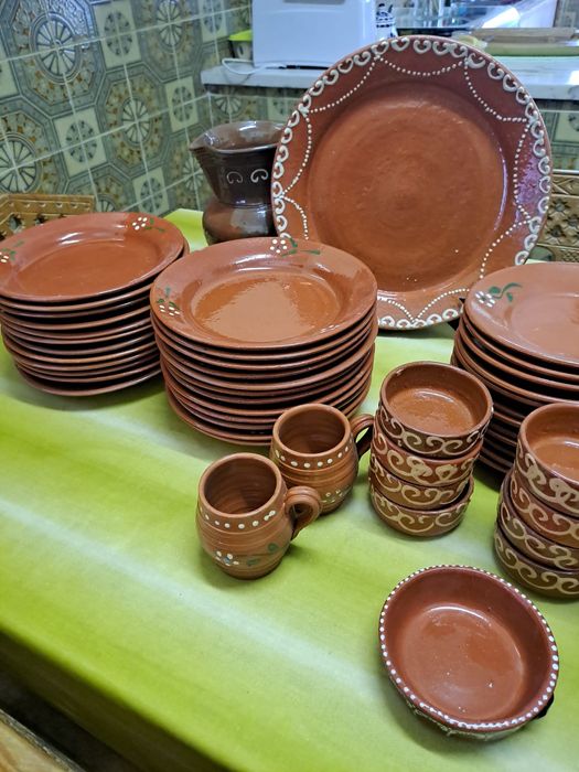 Conjunto com várias peças de barro