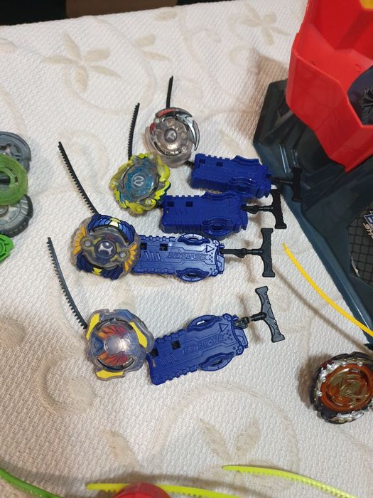 Conjunto de Beyblades, oferta das arenas.