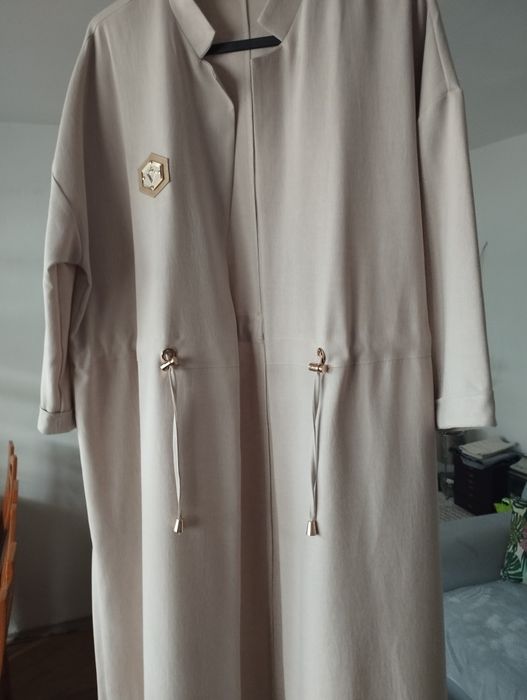 Piękna jasna narzutka damska