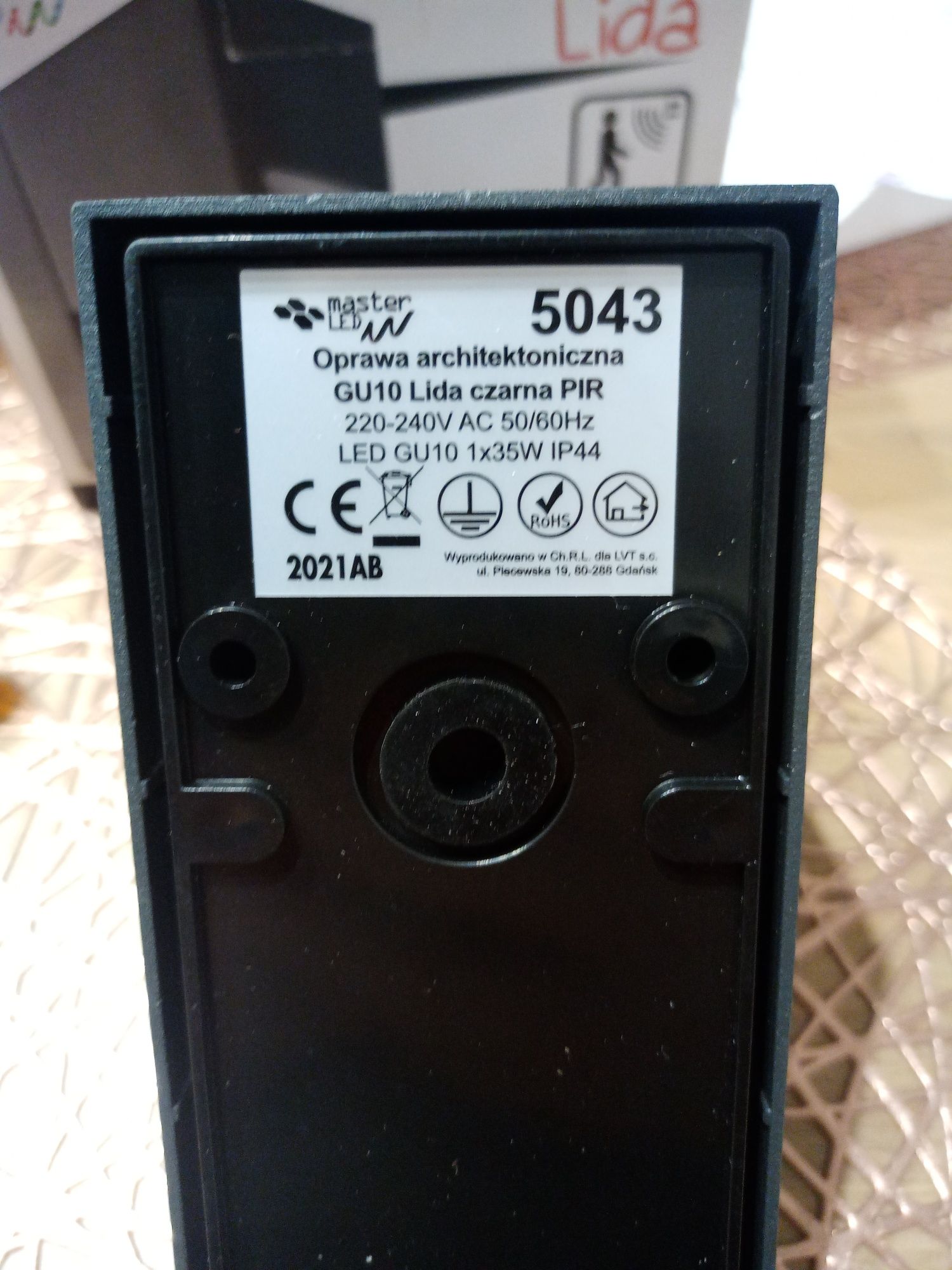 Lampa elewacyjna z czujnikiem