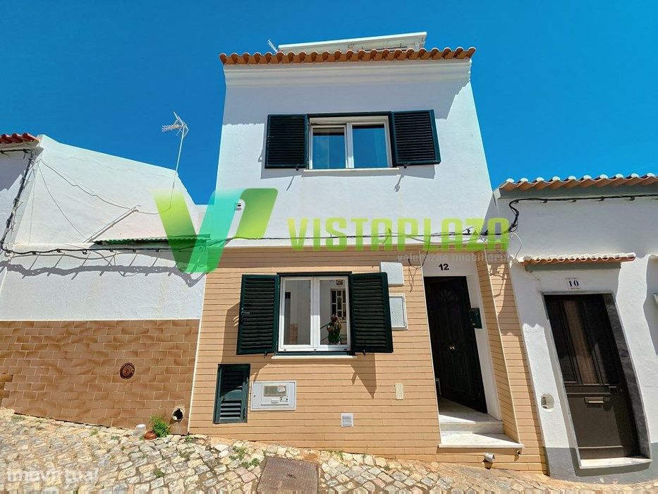 Moradia em Excelente Estado com Terraço no Centro de Estômbar