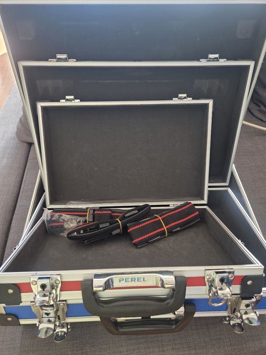 Conjunto de 3 maletas em alumínio e placas de madeira.