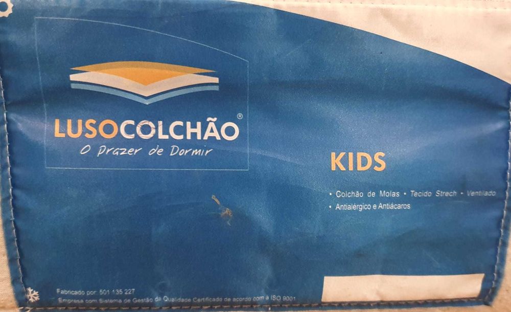 Cama juvenil + colchão + mesa de cabeçeira