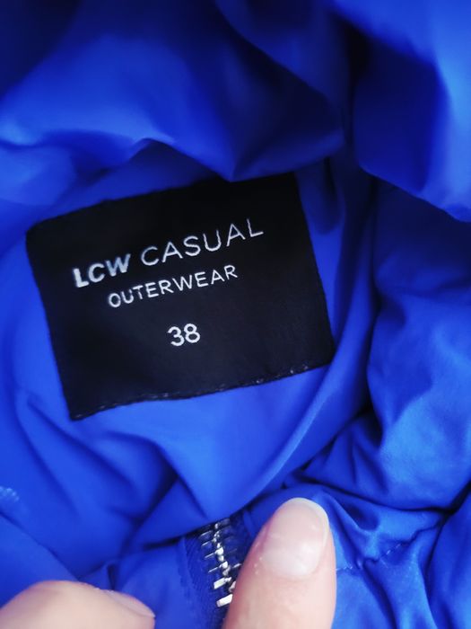 Куртка в насиченому синьому кольорі.