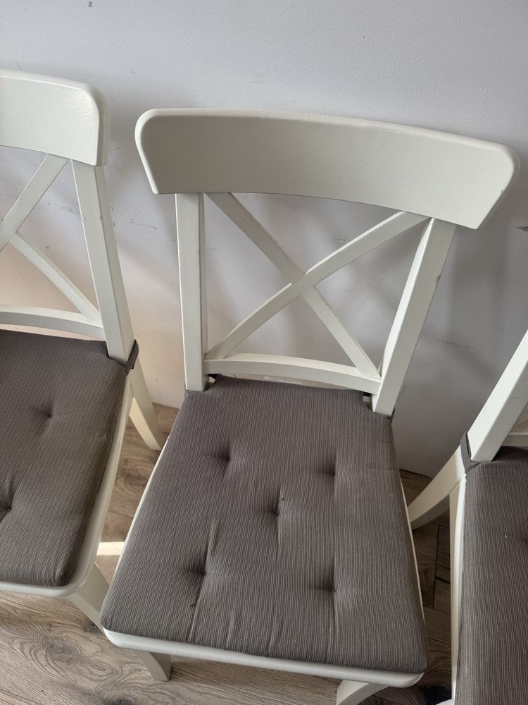 Białe krzesla Ikea 4 sztuki z podyszkami
