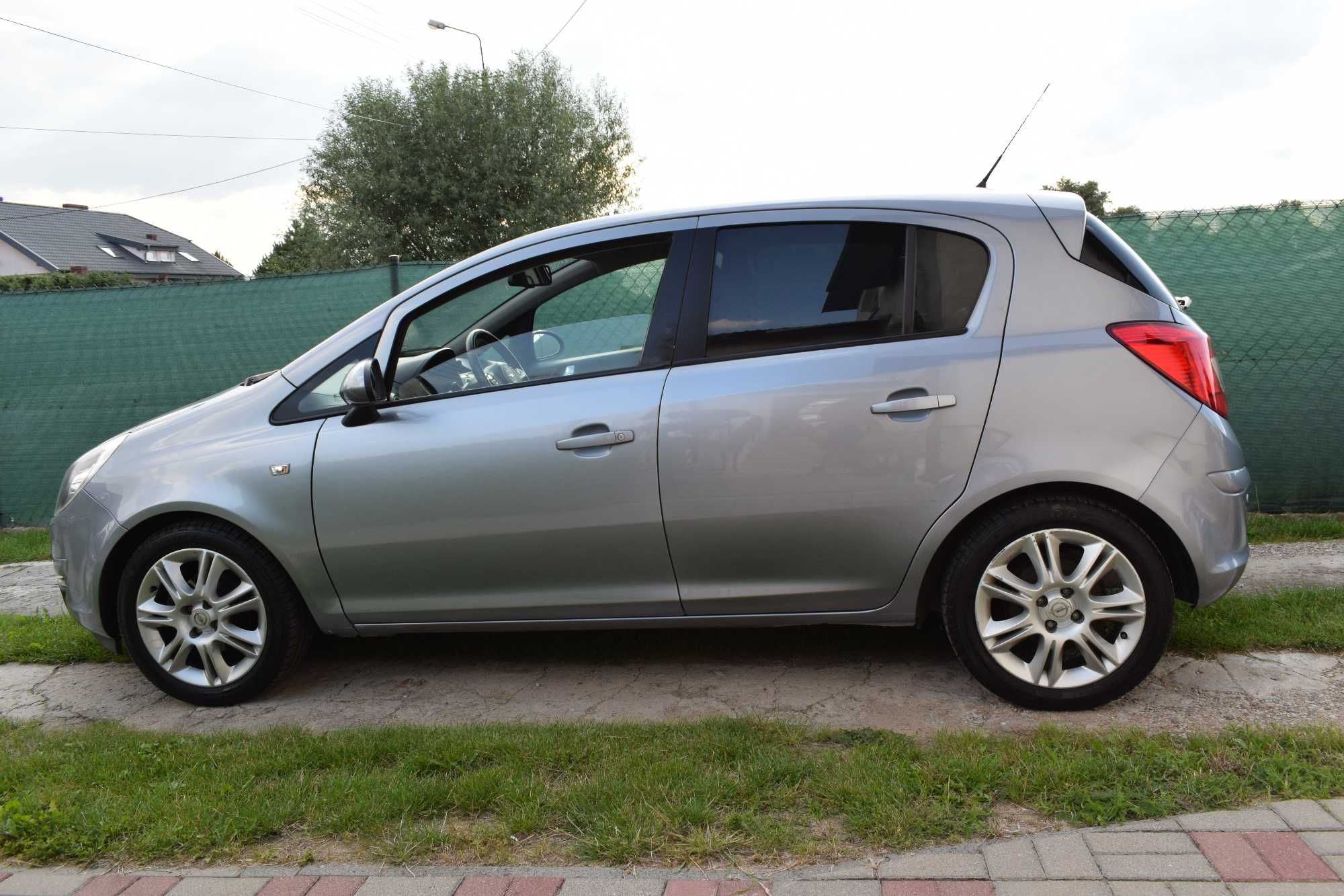 Opel Corsa D 2009r. bogata wersja