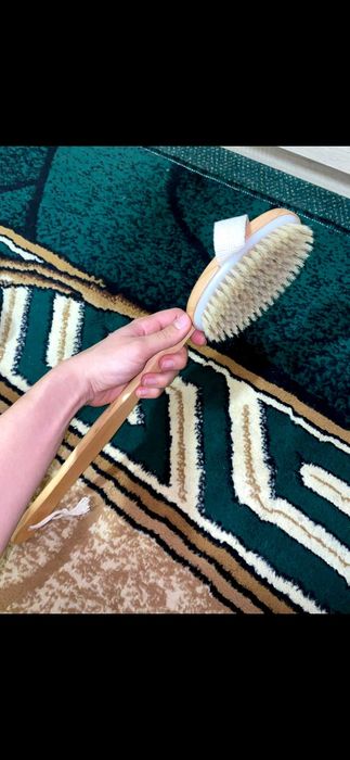 Щітка для масажу з дерев'яною ручкою із якісного матеріалу;ціна 195грн