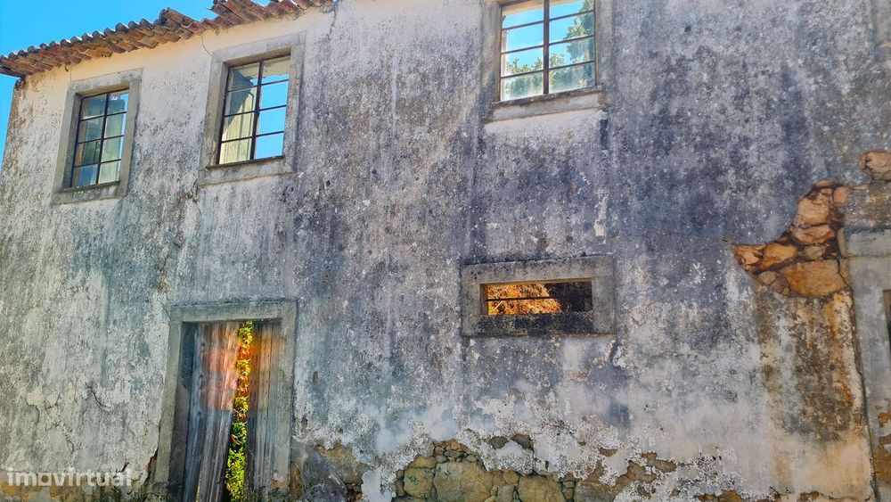 terreno e ruina sem telhado