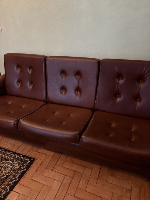 Conjuto sofás classicos em Pele Sintetica Castanha