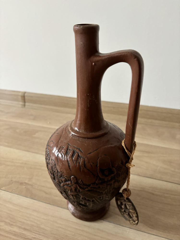 wysoki brązowy ceramiczny wazon