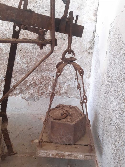 Balança antiga de madeira