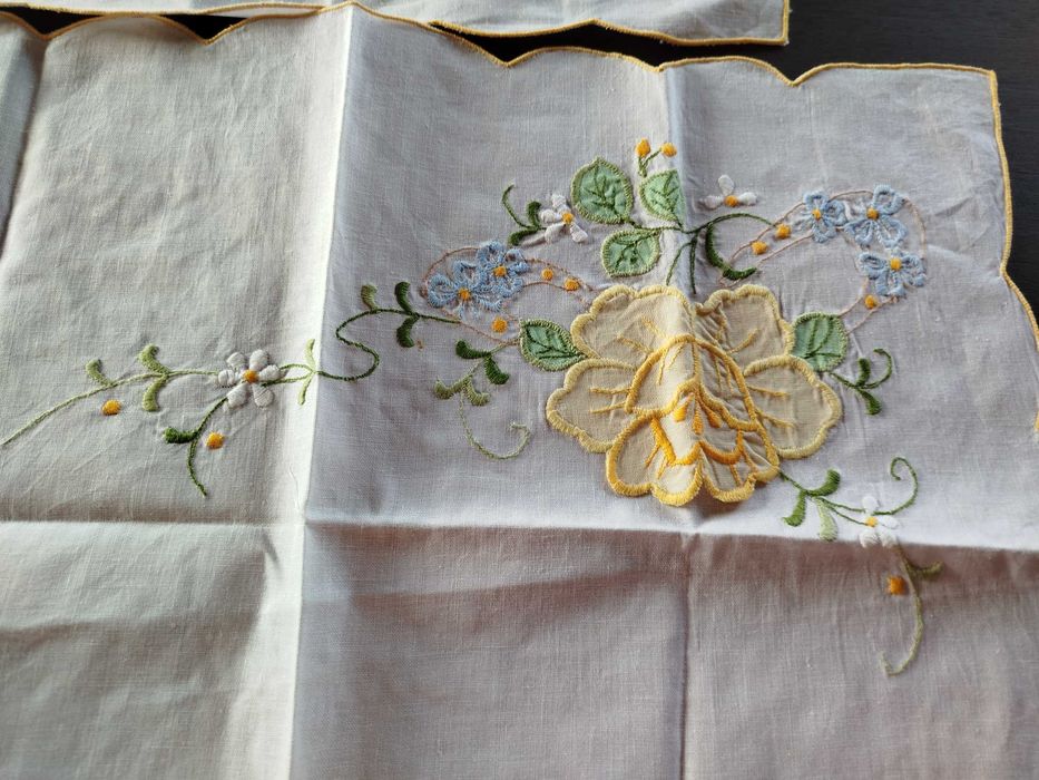 Dois Naperon em tecido bordado a máquina