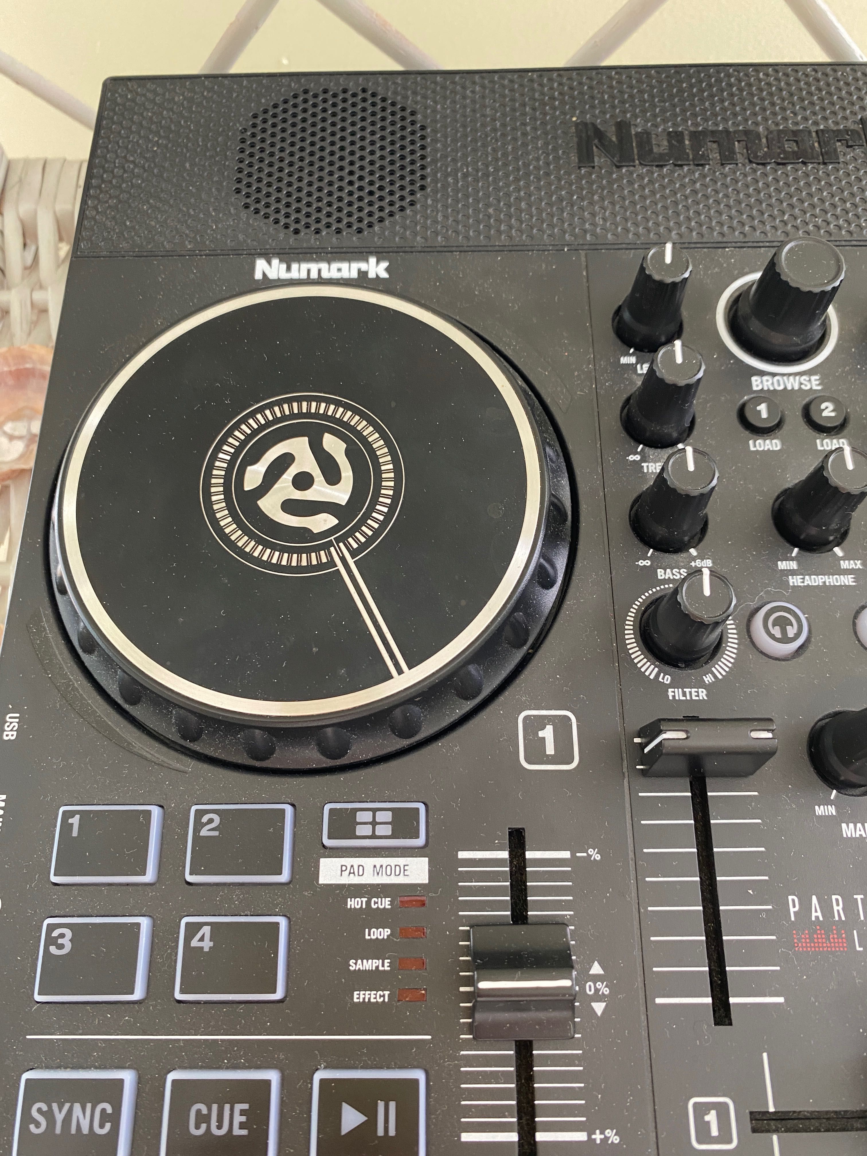 DJ controller NUMARK z wbudowanymi głośnikami i lampkami kolorowymi