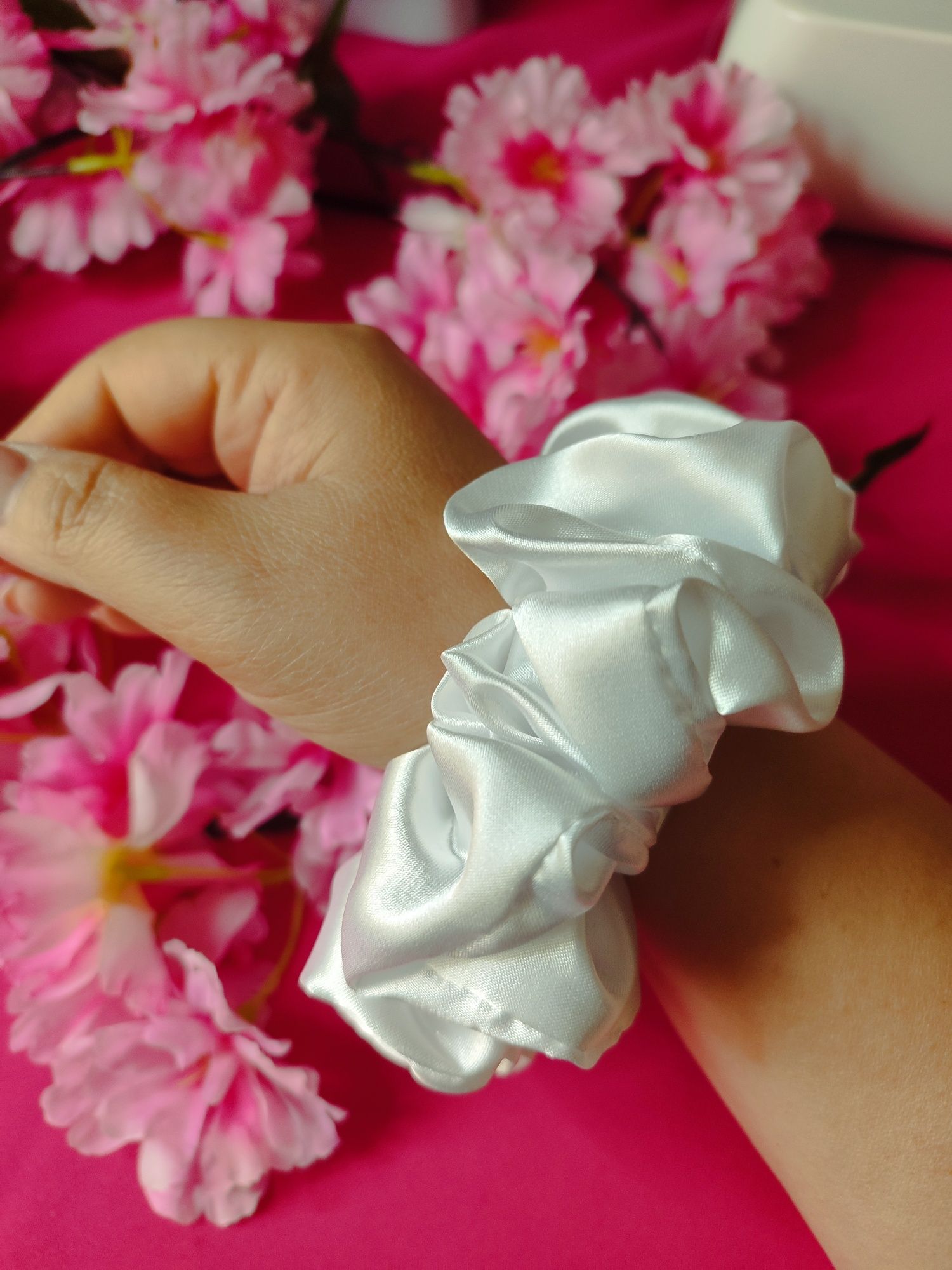 Scrunchie do włosów rozm L Satyna Biała