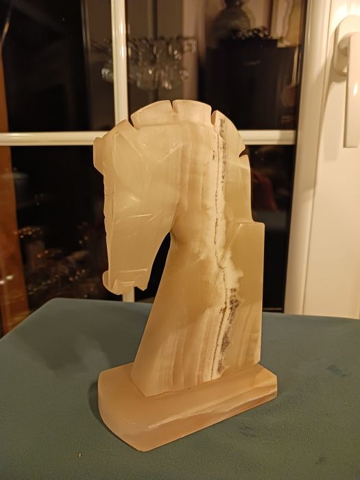 Alabaster figura podpórka do książek