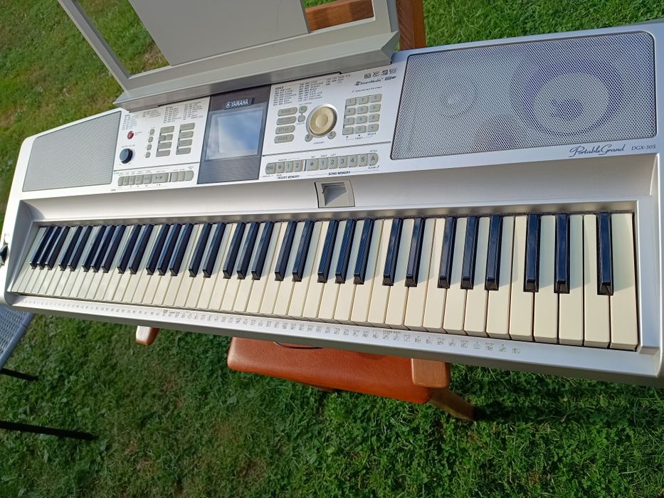 Yamaha DGX 305 Portable Grand Pianino Keyboard