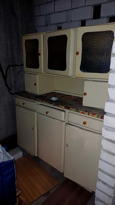 Drewniany kredens do renowacji