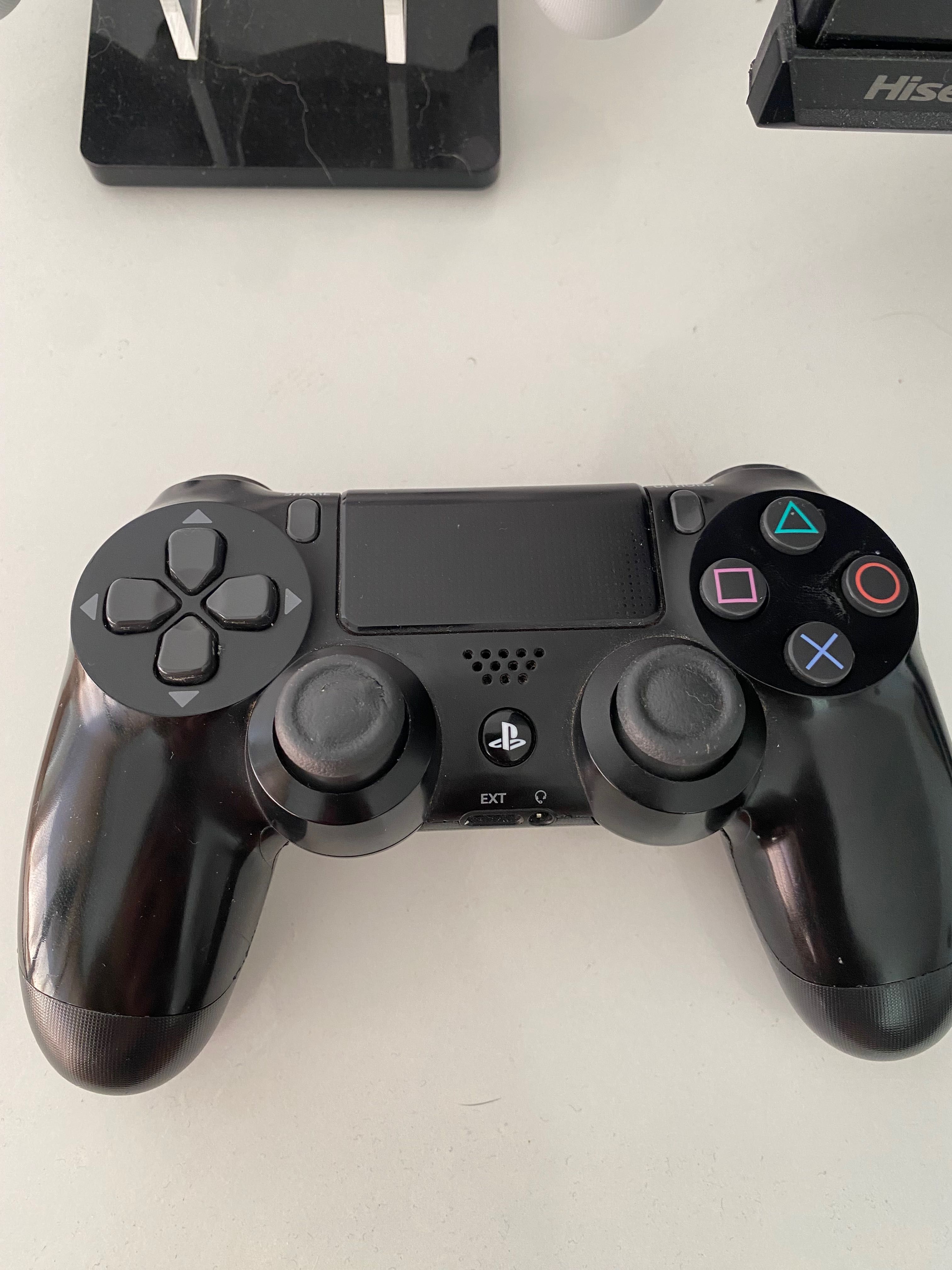 PS4 com dois controles