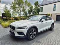 Volvo V60 Cross Country Volvo V60 Cross Country B5 – 250 + 14 KM, październik 2020, 96 000 km