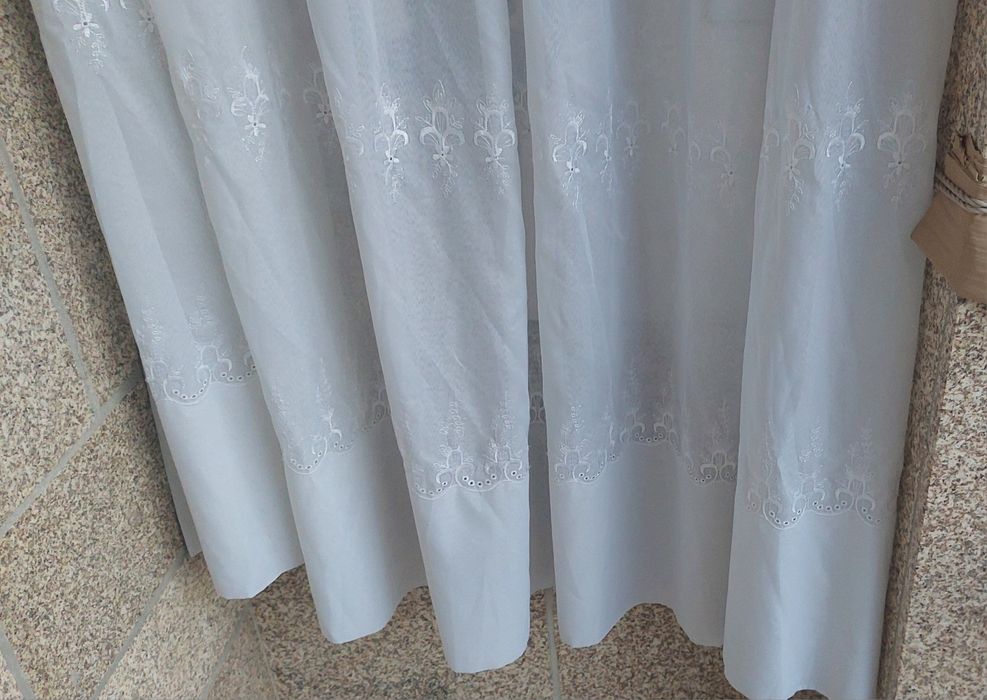 Cortinas brancas com motivos
