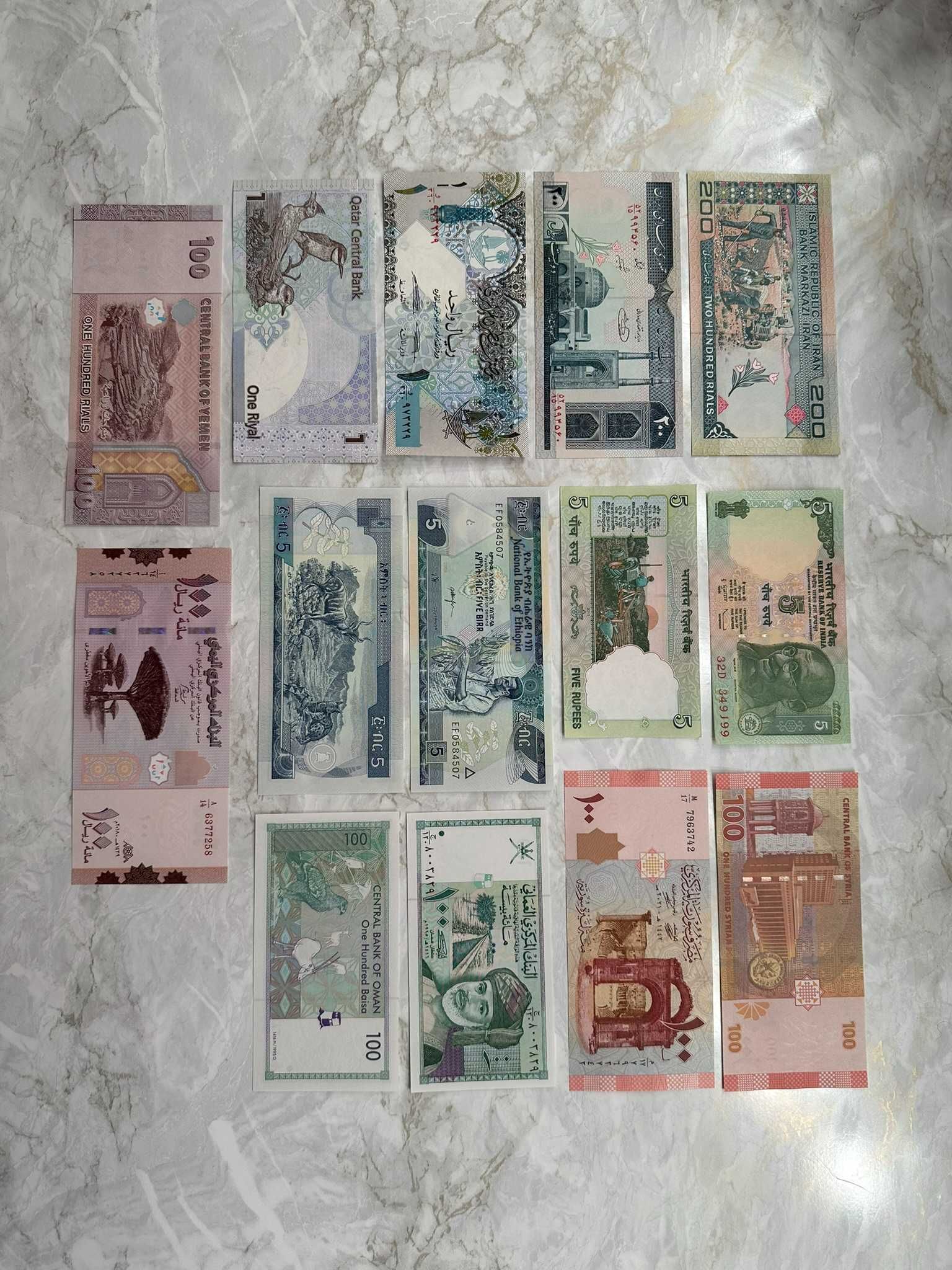 Prezent /Kolekcja -21 kolorowych banknotów z różnych krajów świata.