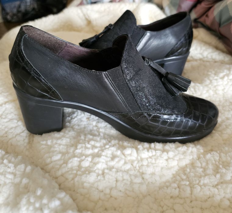 Par de sapatos de mulher  em pele quase novos