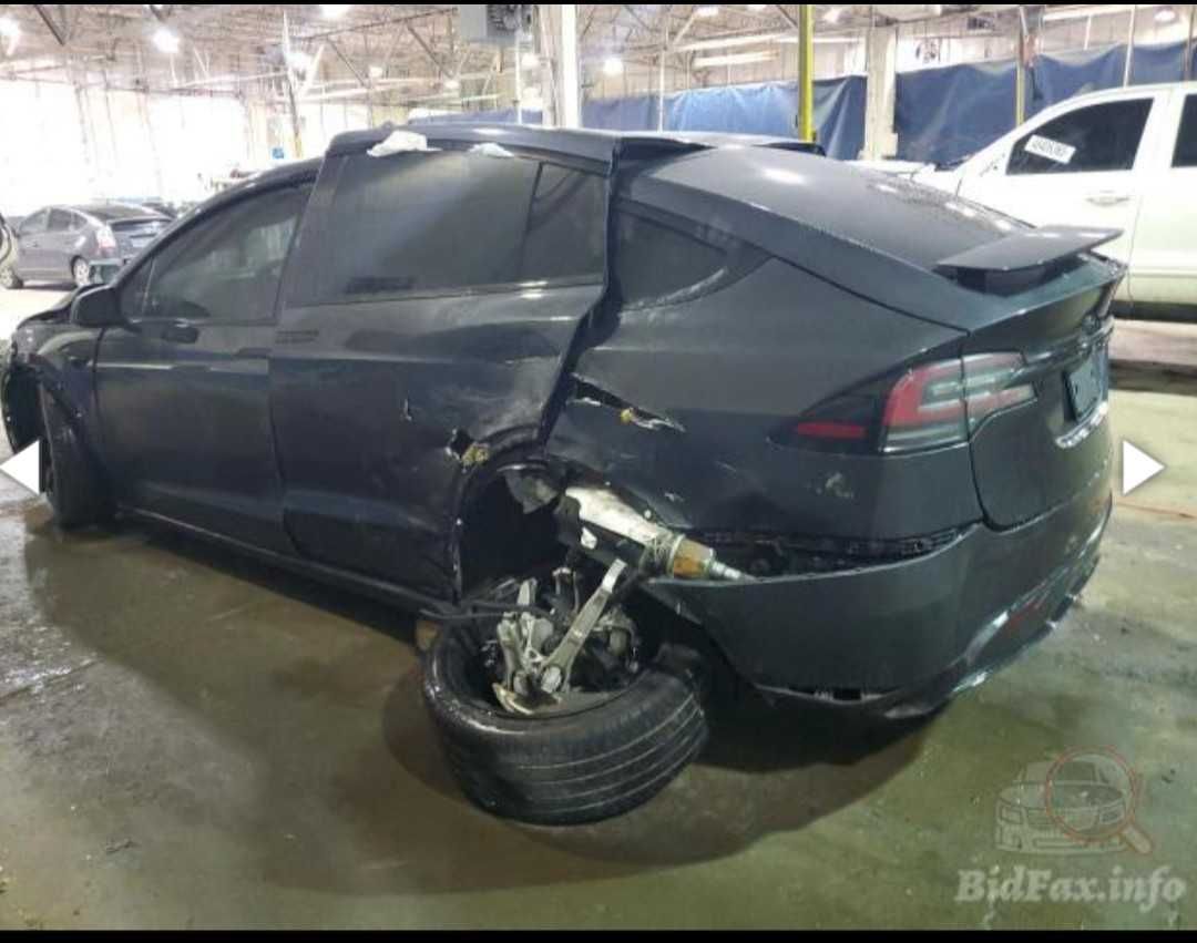 Tesla Model X 24 рік