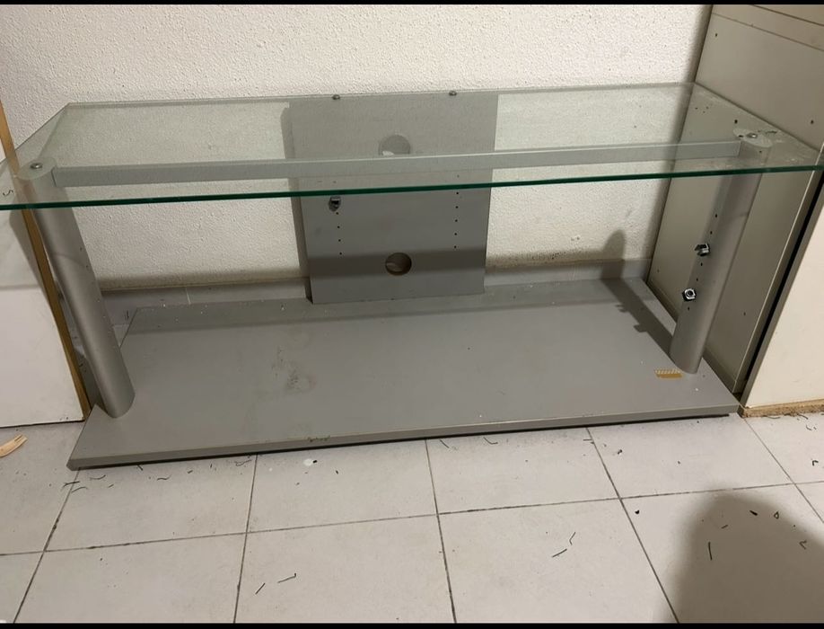 Mesa de televisão com tampo e prateleira de vidro
